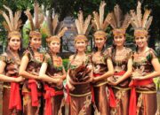 Berbusana Adat Tapi Tak Berpihak ke Masyarakat Adat