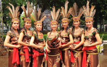 Berbusana Adat Tapi Tak Berpihak ke Masyarakat Adat