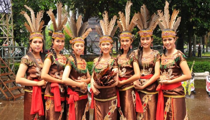 Berbusana Adat Tapi Tak Berpihak ke Masyarakat Adat